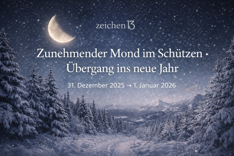 Mondkalender - Verschneiter Winterwald bei Nacht mit schneebedeckten Tannen und einem hellen, zunehmenden Mond am sternklaren Himmel. Die Szene symbolisiert den Übergang vom 31. Dezember 2025 zum 1. Januar 2026 mit dem Mond im Schützen, kurz vor dem Wolfmond-Vollmond, und steht für innere Ausrichtung, Sinnsuche und einen bewussten Jahreswechsel.