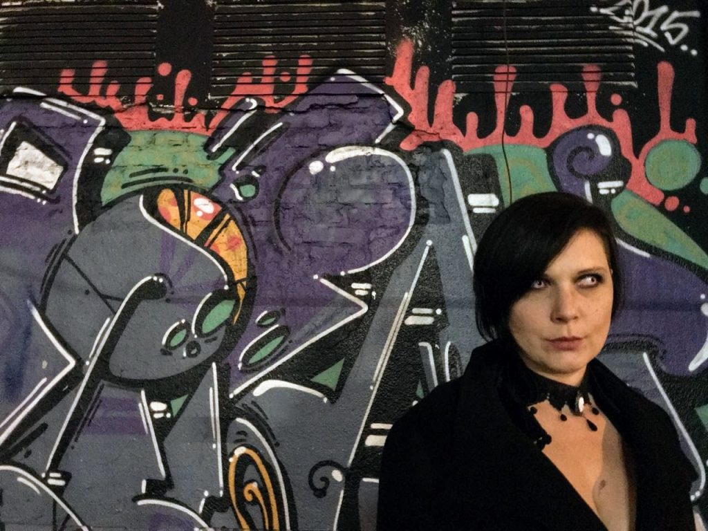 Claire als Wesen der Nacht vor einem Graffiti in Köln-Deutz